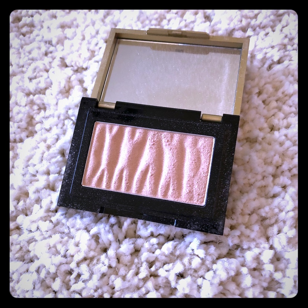 Elizabeth Arden shimmer powder in Nude Shimmer
